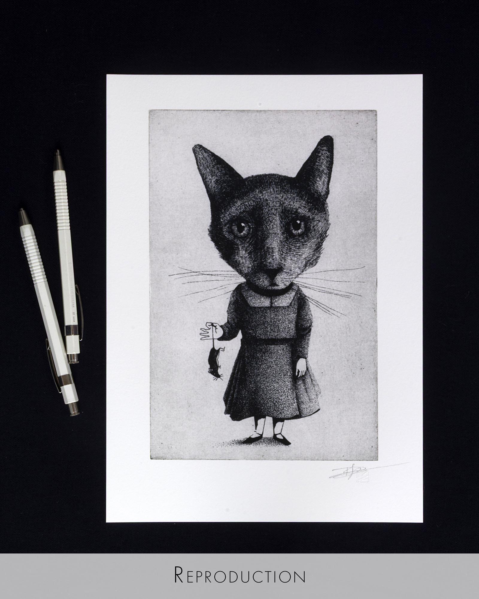 Gravure originale à l'eau-forte « Le Chat » par Clément Scarpi. Illustration surréaliste en noir et blanc d'un personnage anthropomorphe à tête de chat portant une robe et tenant une souris. Tirage d'art limité et signé, présenté dans un cadre noir moderne.