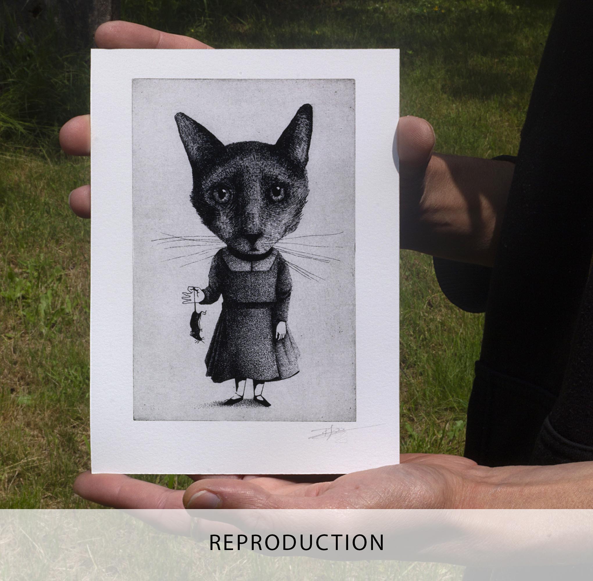 Gravure originale à l'eau-forte « Le Chat » par Clément Scarpi. Illustration surréaliste en noir et blanc d'un personnage anthropomorphe à tête de chat portant une robe et tenant une souris. Tirage d'art limité et signé, présenté dans un cadre noir moderne.
