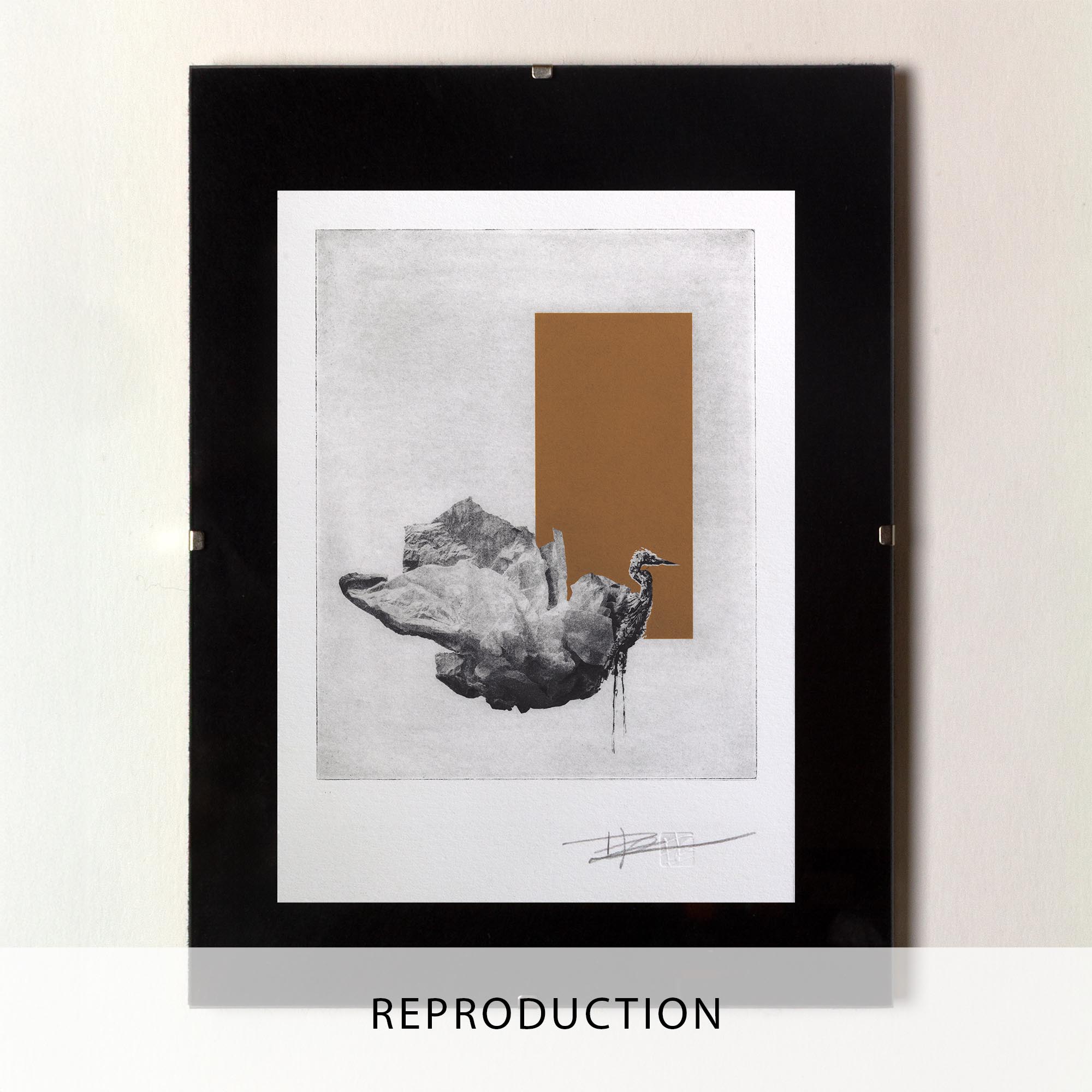 Gravure originale en édition limitée « The Crane (la grue) » par l'artiste Clément Scarpi. Estampe contemporaine représentant une grue émergeant d'une forme minérale, surmontée d'un rectangle marron terre de Sienne. Œuvre signée présentée dans un cadre noir.