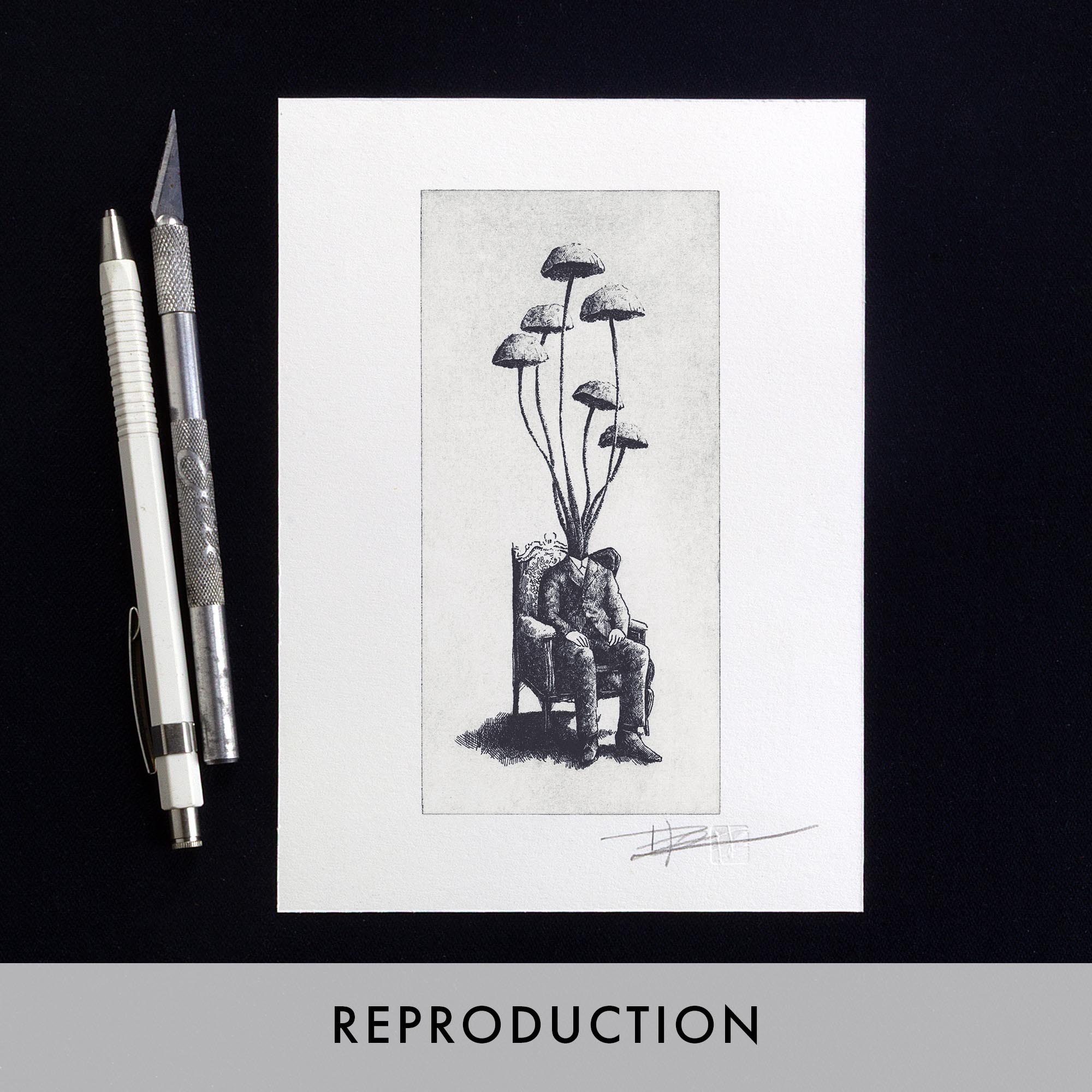 Gravure surréaliste "Mushroomhead III" sur papier d'art blanc aux bords frangés, représentant un homme assis dans un fauteuil avec un bouquet de longs champignons à la place de la tête, signée et numérotée "1/50" au crayon dans la marge inférieure.