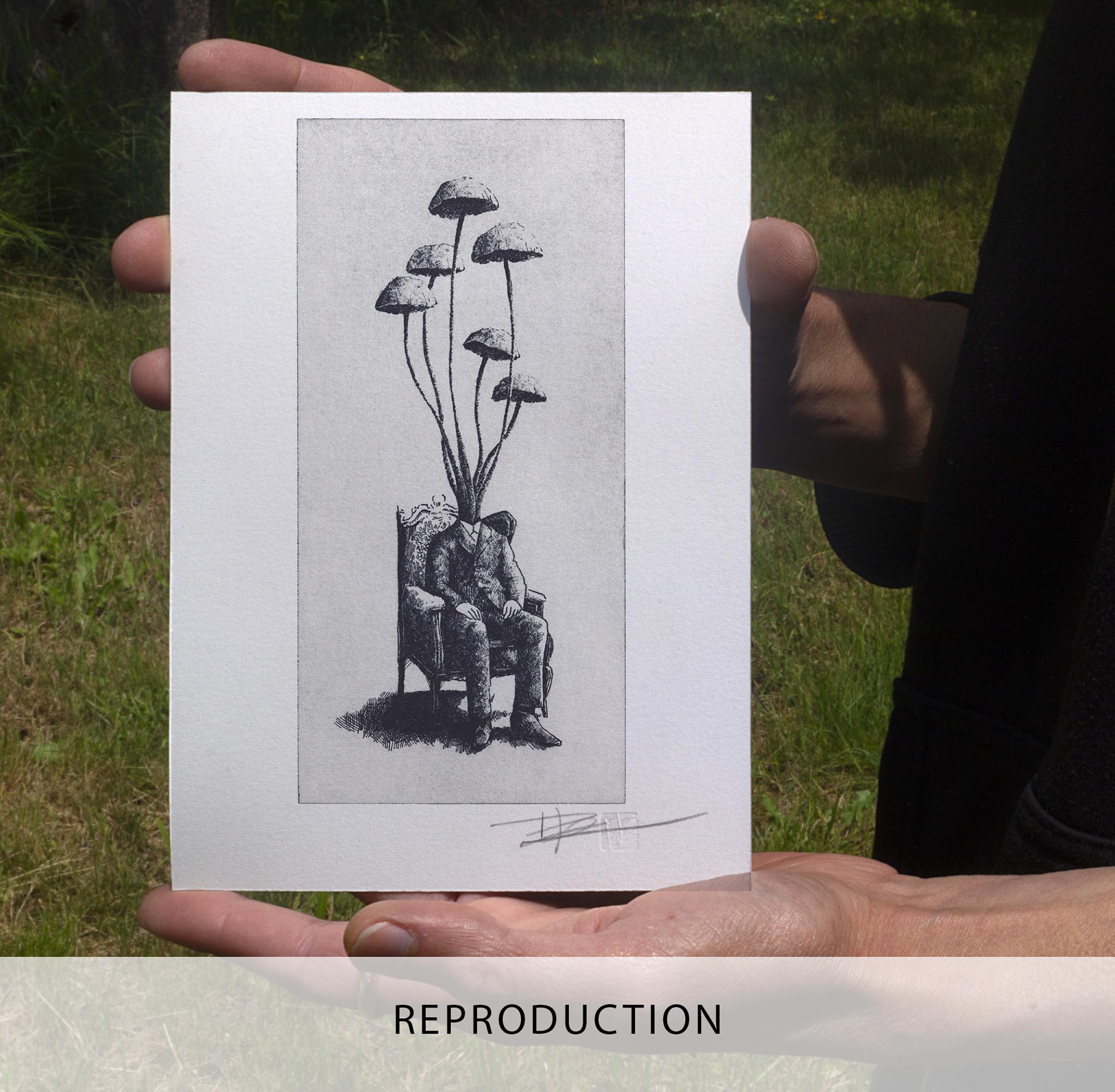 Gravure surréaliste "Mushroomhead III" sur papier d'art blanc aux bords frangés, représentant un homme assis dans un fauteuil avec un bouquet de longs champignons à la place de la tête, signée et numérotée "1/50" au crayon dans la marge inférieure.