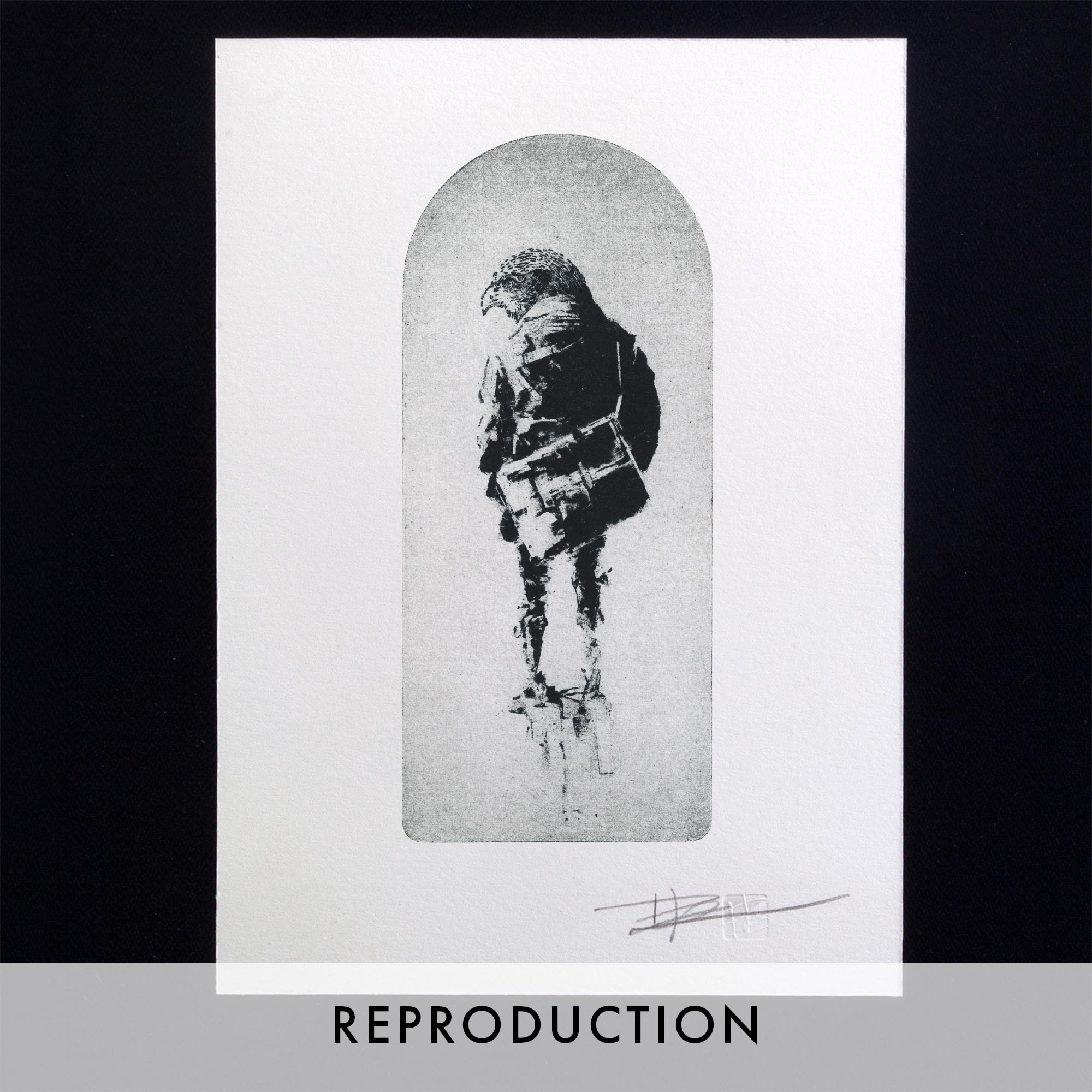 Gravure originale surréaliste The Schoolboy de Clément Scarpi. Estampe d'art contemporaine en noir et blanc représentant un personnage hybride à corps d'écolier portant un cartable et surmonté d'une tête d'oiseau rapace, centrée dans une arche sur papier d'art Vélin Arches BFK Rives.