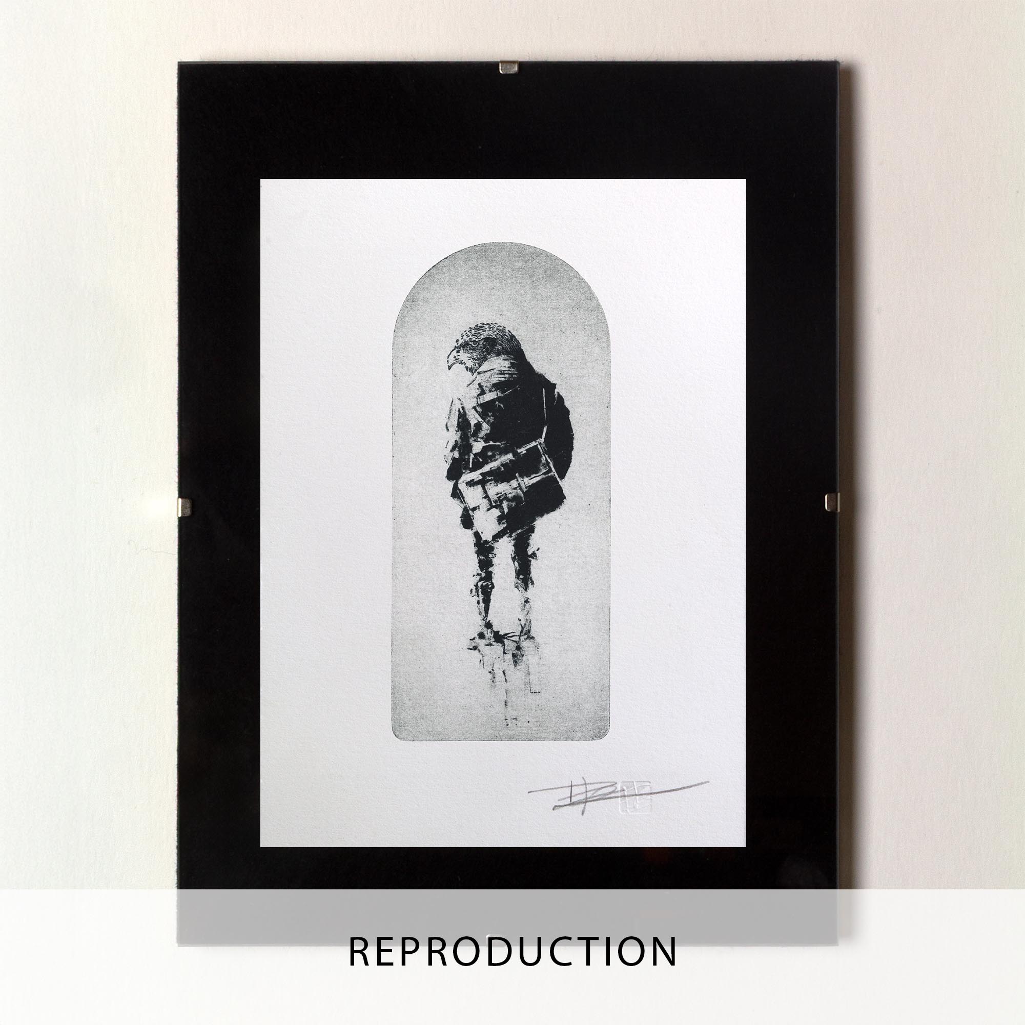 Gravure originale surréaliste The Schoolboy de Clément Scarpi. Estampe d'art contemporaine en noir et blanc représentant un personnage hybride à corps d'écolier portant un cartable et surmonté d'une tête d'oiseau rapace, centrée dans une arche sur papier d'art Vélin Arches BFK Rives.