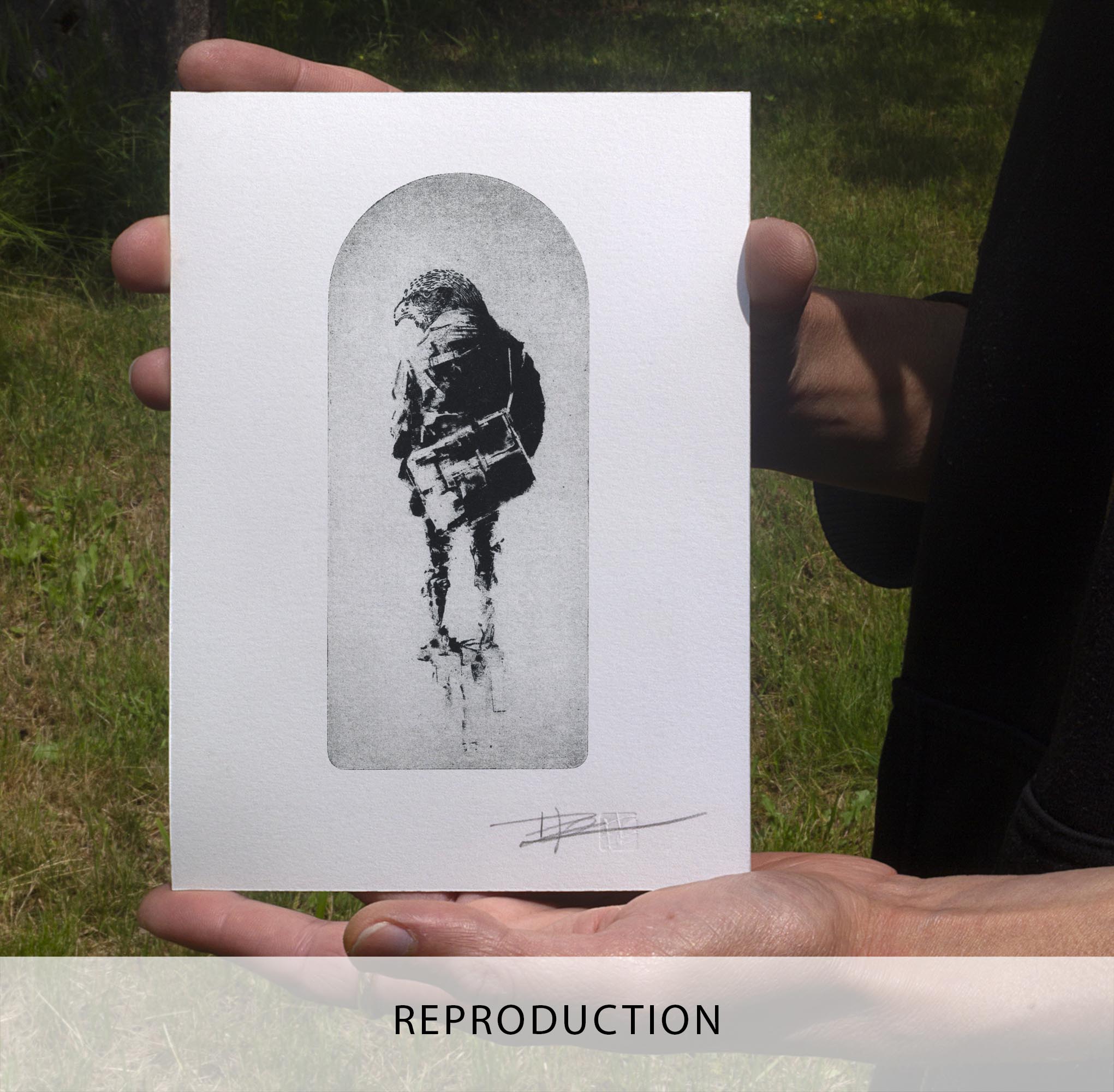 Gravure originale surréaliste The Schoolboy de Clément Scarpi. Estampe d'art contemporaine en noir et blanc représentant un personnage hybride à corps d'écolier portant un cartable et surmonté d'une tête d'oiseau rapace, centrée dans une arche sur papier d'art Vélin Arches BFK Rives.