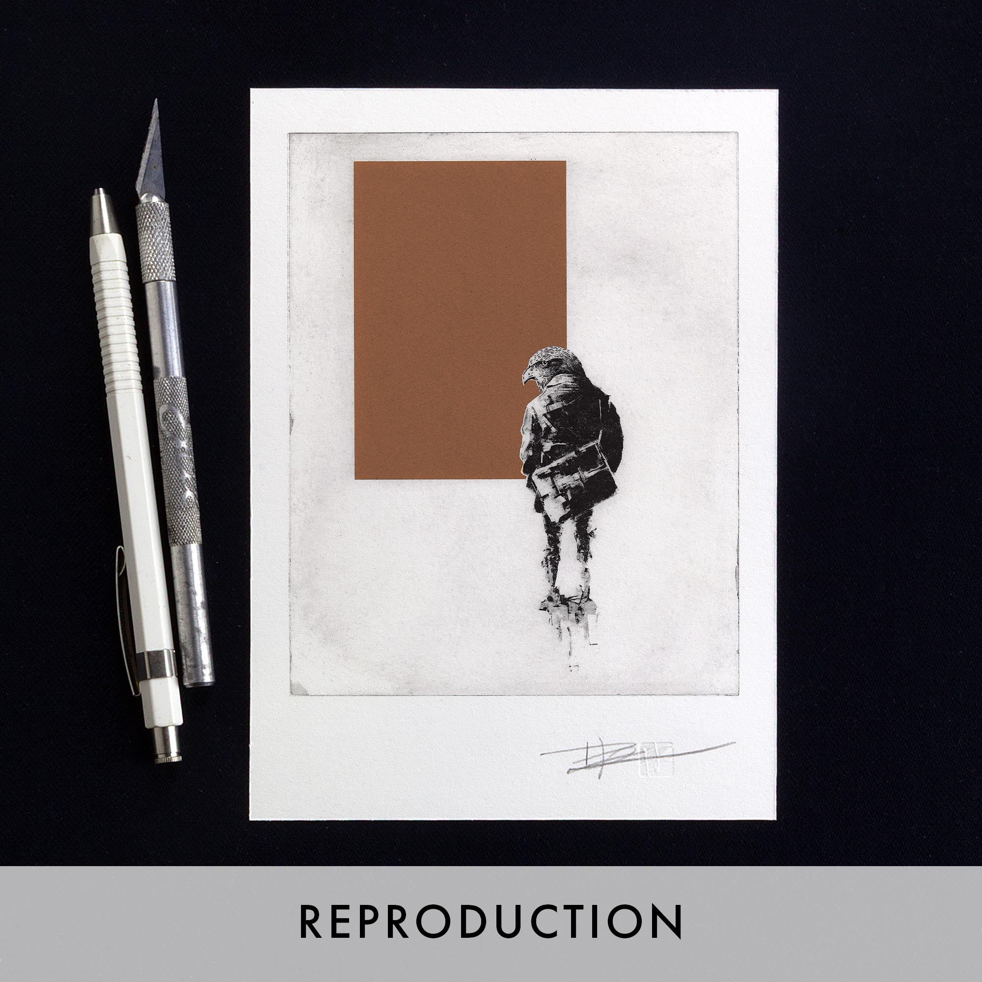 Estampe originale texturée intitulée "The schoolboy". L'illustration en noir et blanc montre de dos un jeune garçon en uniforme ou manteau, un cartable en bandoulière sur la hanche. Sa tête est remplacée par celle, de profil, d'un rapace ou d'un aigle au bec crochu. Le personnage fait face à une forme géométrique massive : un rectangle vertical d'un marron chocolat uni. L'ensemble est imprimé sur une feuille de papier d'art blanc épais aux contours irréguliers faits main. En bas de la feuille, la numérotation au crayon « 2/9 » apparaît à gauche et la signature monogramme de l'artiste à droite. Le papier est photographié à plat sur un fond noir uni.